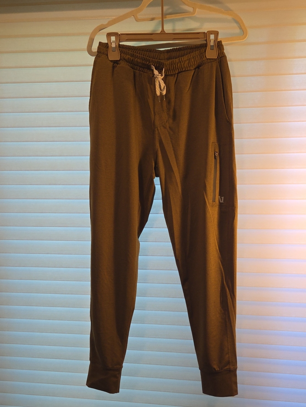VUORI Men's Brown  Jogger Pants with Drawstring Waist